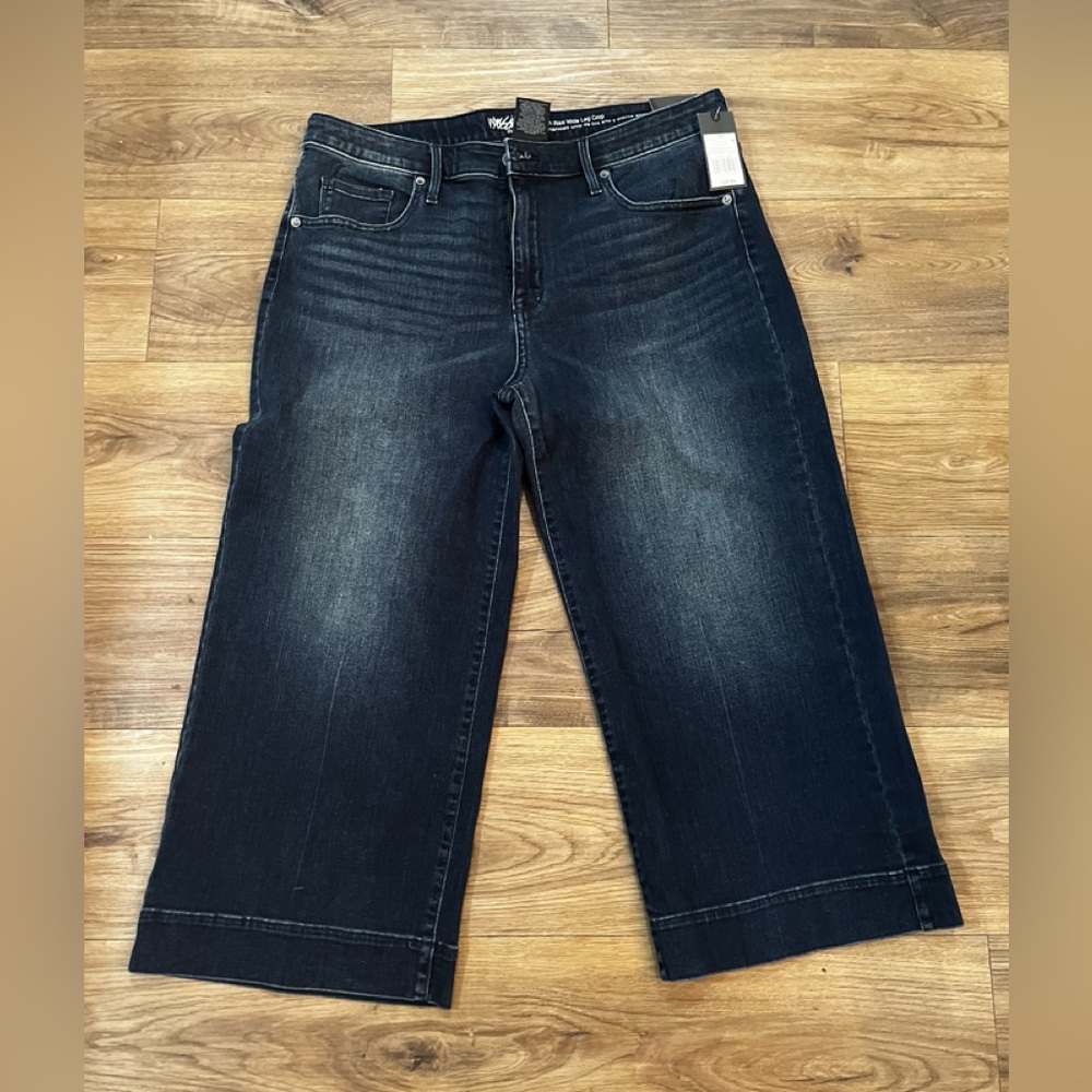 Wide legged cropped jeans